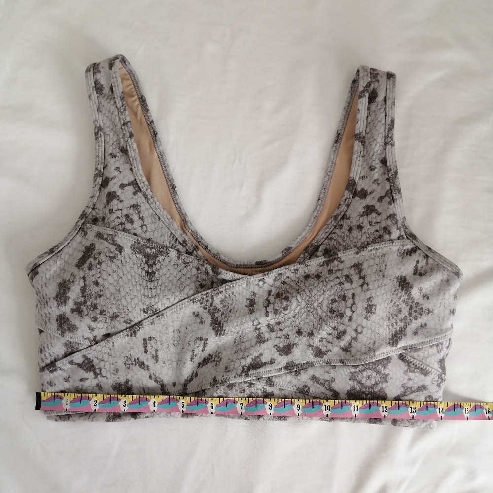 Varley Kellam Sports Bra in Taupe Grey Snake Print Large - Picture 15 of 16